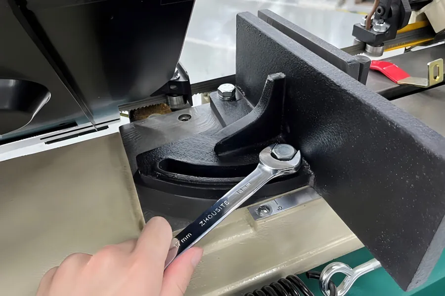 A-Better-OEM-Metal-Cutting-Bandsaw-The-Rong-Fu-RF-712N-Story-03-min